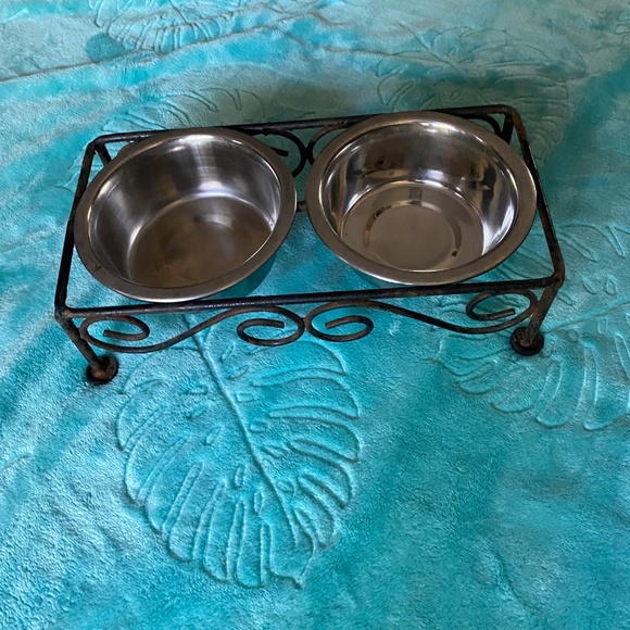 Vintage Small Pet Bowls with Stand - Picture 2 of 4
